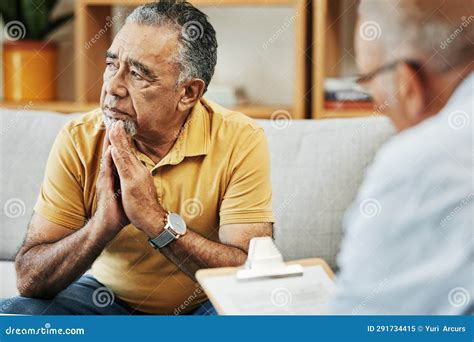 ragazzi che parlano con uno psicologo