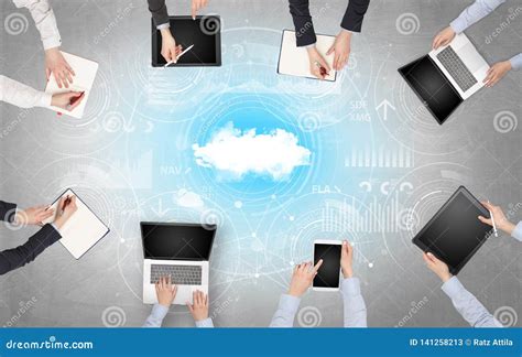 Illustrazione di persone che interagiscono con vari dispositivi digitali