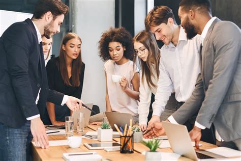 Incontro di lavoro con persone che sembrano distanti tra loro