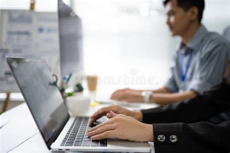 Dipendenti pubblici che lavorano in un ufficio moderno