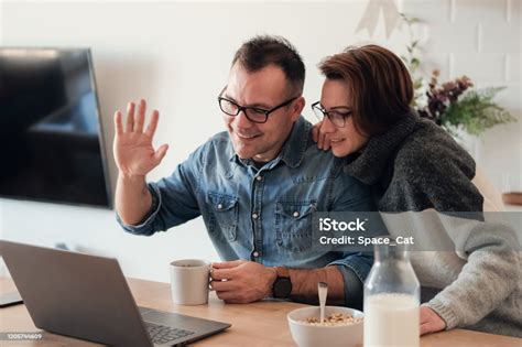 coppia che parla serenamente a casa