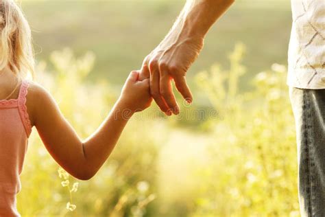 Immagine simbolica di un genitore che protegge eccessivamente un bambino