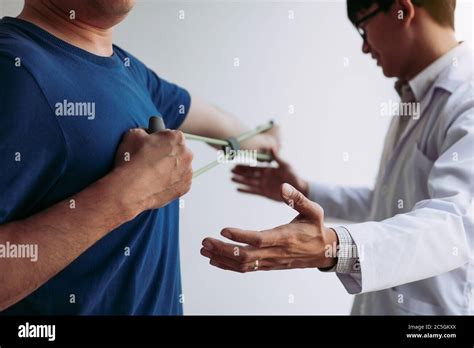 un terapeuta che lavora con un paziente usando fotografie