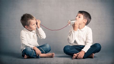 Due persone che si ascoltano attentamente, con un'espressione di comprensione