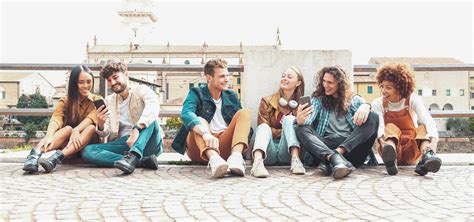 Gruppo di giovani studenti in un ambiente educativo