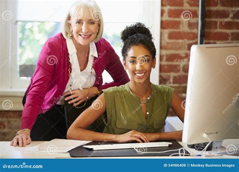 Donne che lavorano in ufficio