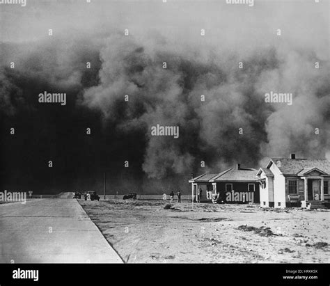 Foto storica di una tempesta di polvere durante il Dust Bowl