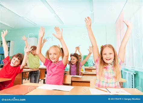 Classroom con bambini felici