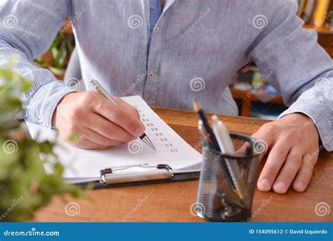 Immagine di una persona che compila un questionario di autovalutazione