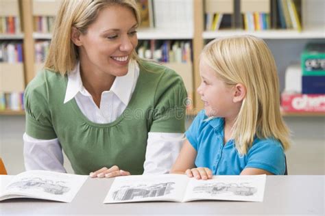 Insegnante che aiuta uno studente con un'espressione preoccupata