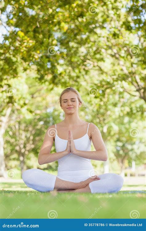 Donna che medita in un parco