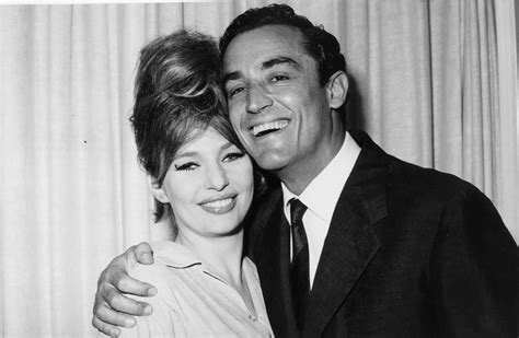 Un'immagine che mostra due espressioni contrastanti di Vittorio Gassman
