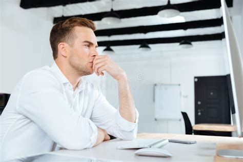persona che pensa intensamente al lavoro