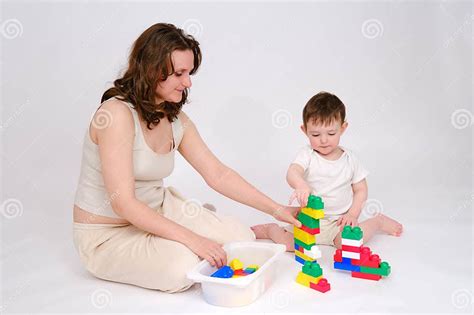 Adulto che gioca con un bambino