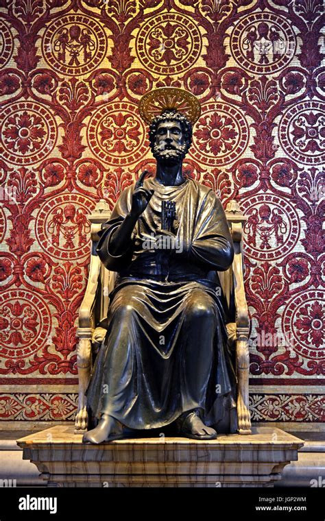 Statua di San Pietro con reti da pesca
