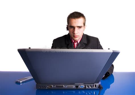 Adulto con autismo che lavora al computer