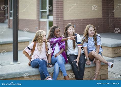 Gruppo di adolescenti che socializzano