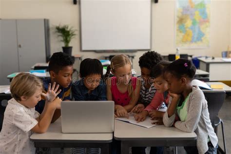 Bambini che studiano insieme con un insegnante
