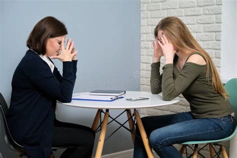 persona che parla con uno psicologo in un ufficio accogliente