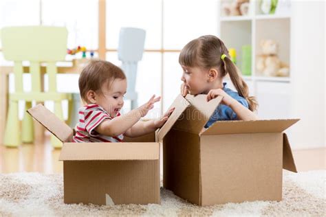 bambini che giocano con scatole di cartone trasformate in navicelle spaziali