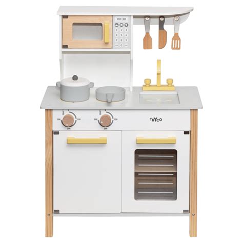 bambino che gioca con un set da cucina giocattolo