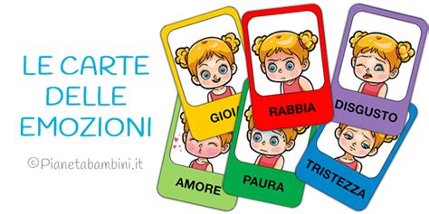 Bambini che giocano con carte delle emozioni