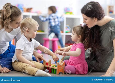 bambini che giocano insieme in un centro educativo