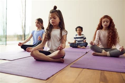 bambini che praticano yoga in gruppo
