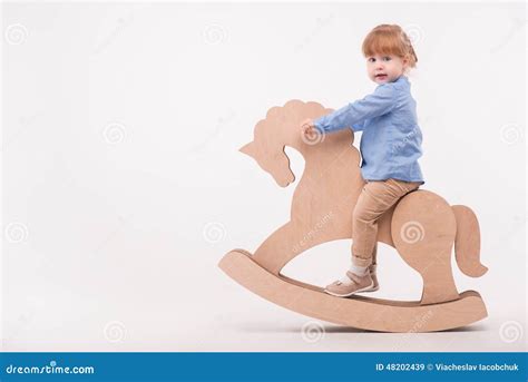 Bambino con cavallo giocattolo