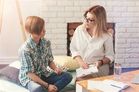 Psicologo che parla con un bambino