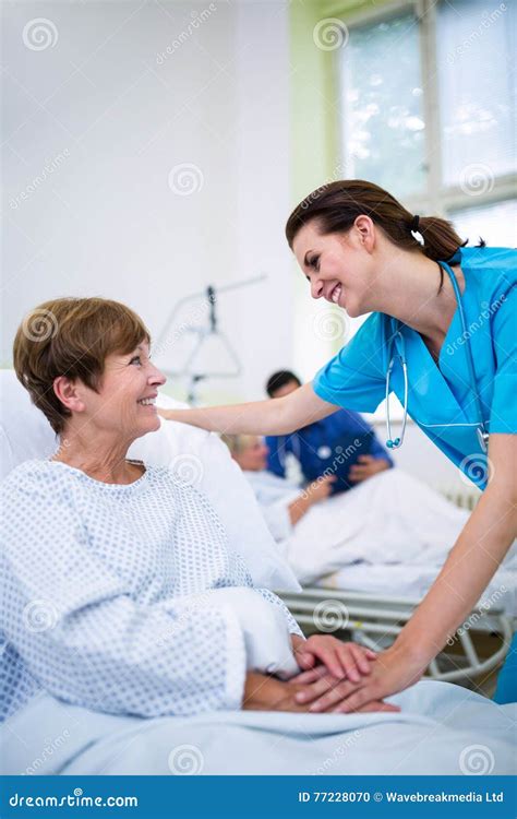 Personale sanitario che interagisce positivamente con un paziente