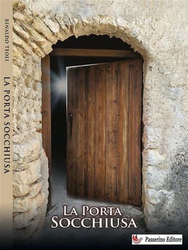 Una porta socchiusa in una casa con luce che filtra dall'esterno.