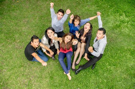 Persona che si sente a disagio in un gruppo di amici