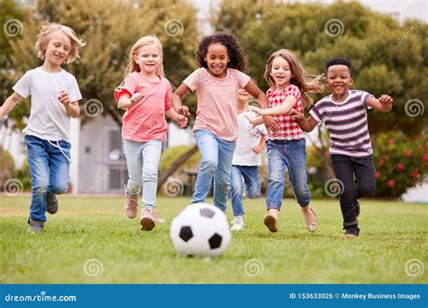 Bambini che giocano insieme in un parco
