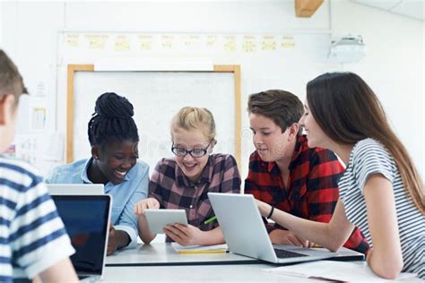 Un gruppo di studenti che collaborano a un progetto in classe
