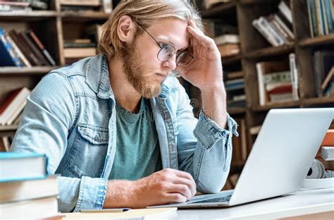 Giovane studente stressato alla scrivania