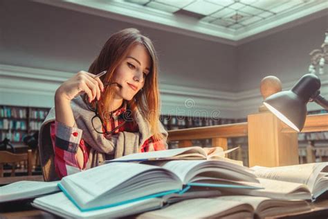 Ragazza che studia serenamente in una biblioteca