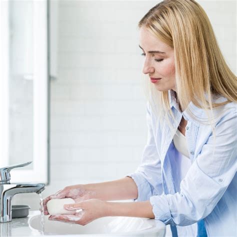 Persona che si lava le mani compulsivamente