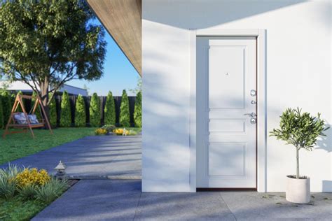 Persona che controlla ossessivamente la porta di casa