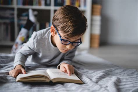 Bambino che legge con difficoltà