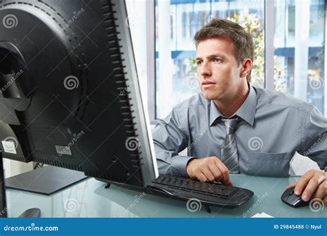 Professionista che lavora con documenti fiscali e computer