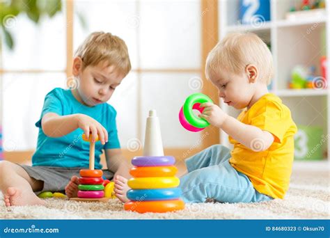 bambini che giocano insieme in parallelo