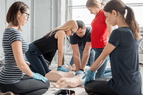 persona che pratica il primo soccorso