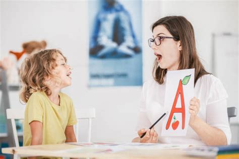 Logopedista che lavora con un bambino