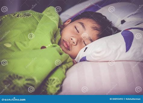 Bambino che dorme pacificamente