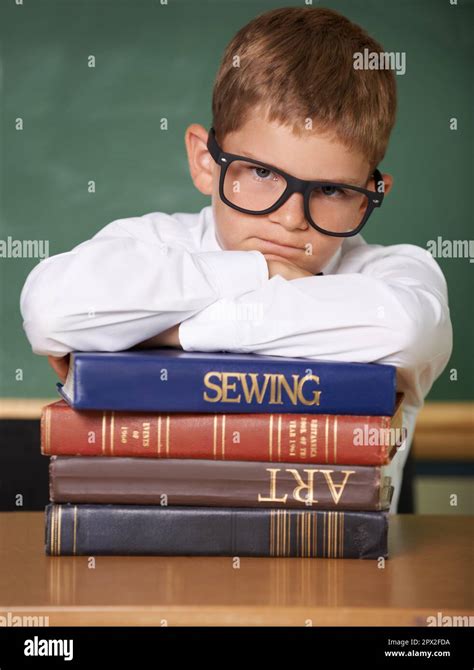 Bambino con espressione pensierosa mentre guarda dei libri