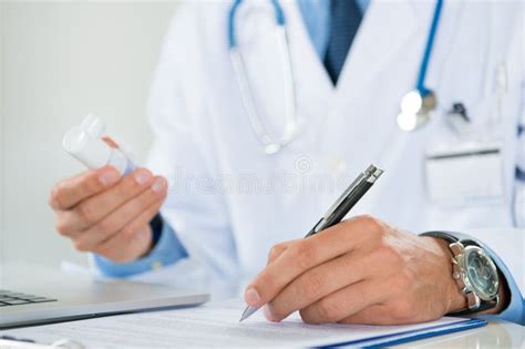 Icona di un medico che prescrive farmaci