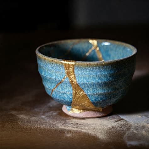 Un vaso riparato con la tecnica Kintsugi