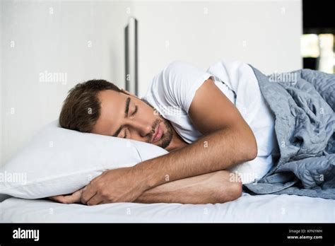 Persona che dorme serenamente in un letto confortevole