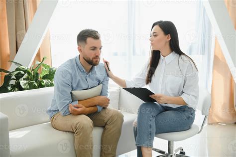 Persona che parla con terapeuta in un ambiente accogliente